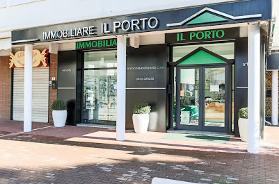 Main entrance of the Il Porto Real Estate Agency in Lido degli Estensi