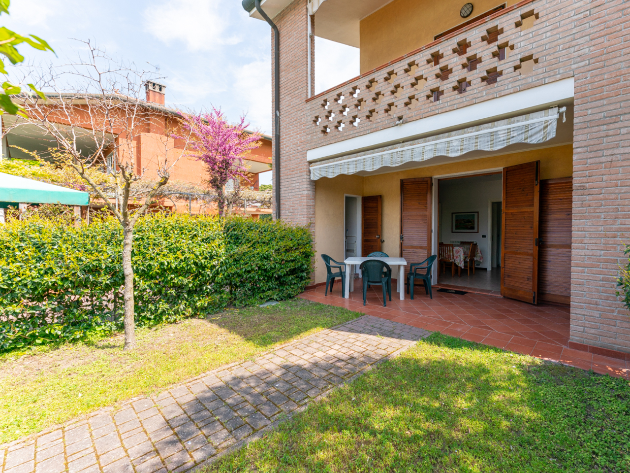 AFFITTASI TRILOCALE AL PIANO TERRA A LIDO DEGLI ESTENSI CON GIARDINO
