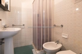 bagno con box doccia